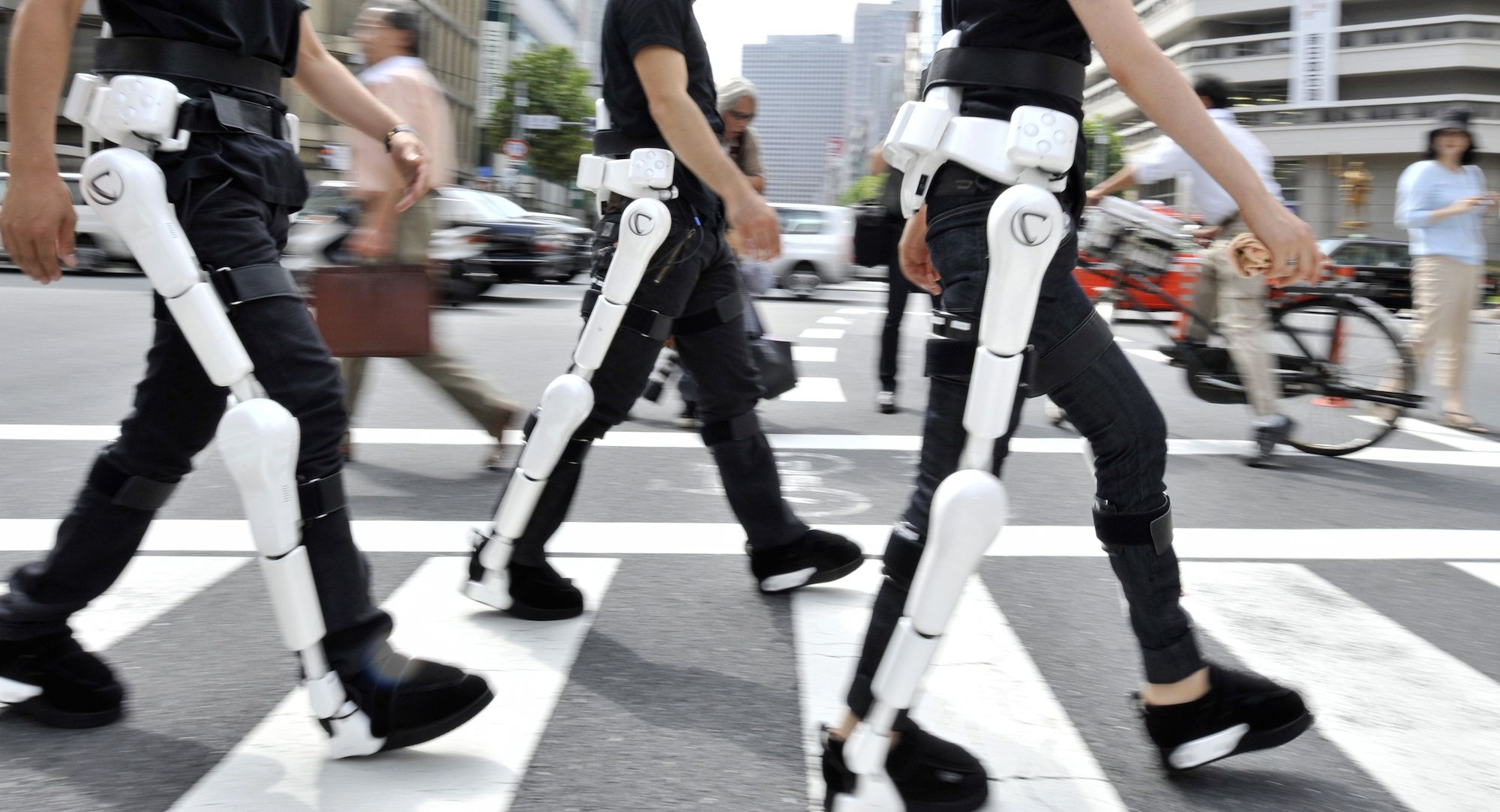 Бег экзоскелете. Экзоскелет elegs. Экзоскелета Hybrid Assistive Limb (hal. Cyberdyne экзоскелет. Экзоскелет на ноги для инвалидов.